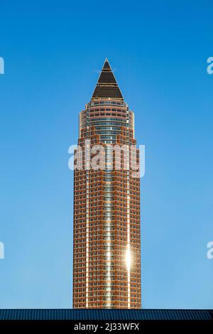 FRANCFORT, ALLEMAGNE - OCT 10, 2010: The Trade Fair Tower Messeturm - un gratte-ciel de 63 étages, 257 m. C'est le deuxième plus grand bâtiment de Francfort.t tr Banque D'Images