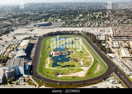 LOS ANGELES, Etats-Unis - 9 JUIN 2012 : antenne du parc Hollywood avec piste de course à cheval. La piste a ouvert ses portes en 1938 et offre des places pour 10 spectateurs du tsd Banque D'Images