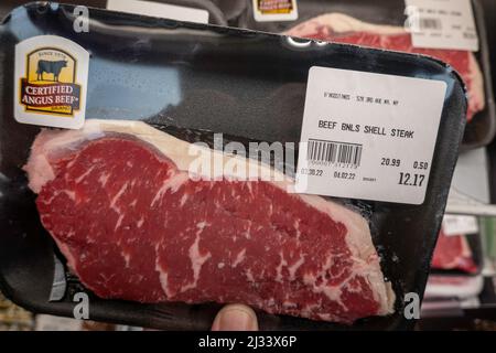 Forfaits de coupes de bœuf en vente dans un supermarché New York City d'Agostinos, Etats-Unis, 2022 Banque D'Images