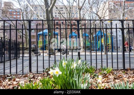 Le parc St. Varten possède un terrain de jeu public et est situé au-dessus du tunnel Midtown à New York City, USA 2022 Banque D'Images