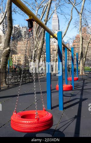 Le parc St. Varten possède un terrain de jeu public et est situé au-dessus du tunnel Midtown à New York City, USA 2022 Banque D'Images