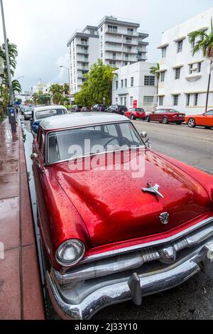 MIAMI, États-Unis - 5 AOÛT 2013 : le quartier art déco de Miami et une voiture Ford classique sur Ocean Drive, South Beach, Miami, États-Unis. Les voitures classiques sont autorisées à p Banque D'Images