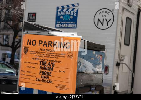 Avis « No parking » City permit for film production, NYC, USA 2022 Banque D'Images