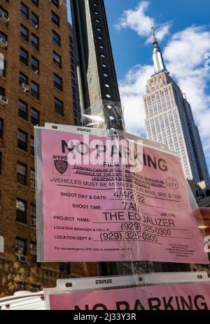 Avis « No parking » City permit for film production, NYC, USA 2022 Banque D'Images