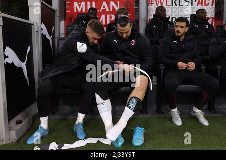 Milan, Italie, 4th avril 2022. Zlatan Ibrahimovic de l'AC Milan ajuste ses chaussettes avec l'aide du coéquipier Samuel Castillejo alors qu'il est sur le banc avant de commencer le match de la série A à Giuseppe Meazza, Milan. Le crédit photo devrait se lire: Jonathan Moscrop / Sportimage Banque D'Images