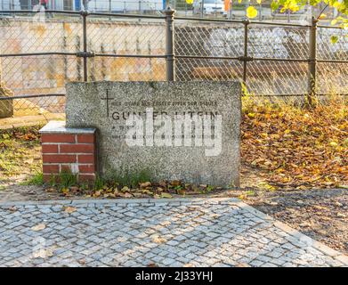 BERLIN, ALLEMAGNE - 28 octobre 2014 : mémorial au mur pour rappeler la première personne tuée Guenther Litfin au mur. Banque D'Images