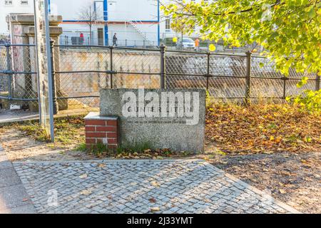 BERLIN, ALLEMAGNE - 28 octobre 2014 : mémorial au mur pour rappeler la première personne tuée Guenther Litfin au mur. Banque D'Images