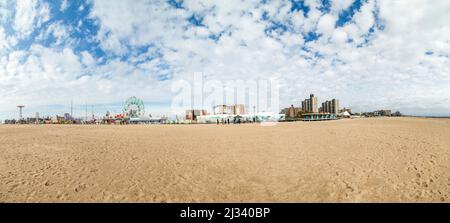 CONEY ISLAND, Etats-Unis - OCT 25, 2015: Les gens visitent la célèbre vieille promenade de Coney Island, la zone d'amusement de plage de New York. Banque D'Images