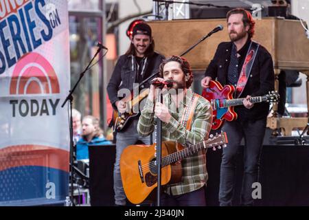 New York, États-Unis. 05th avril 2022. La star de la musique country Thomas Rhett joue en direct sur le NBC TODAY Show plaza à New York, New York, le 5 avril 2022. (Photo de Gabriele Holtermann/Sipa USA) crédit: SIPA USA/Alay Live News Banque D'Images