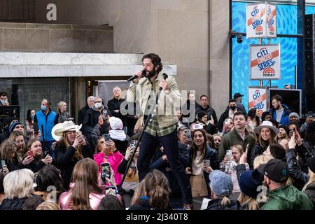 New York, États-Unis. 05th avril 2022. La star de la musique country Thomas Rhett joue en direct sur le NBC TODAY Show plaza à New York, New York, le 5 avril 2022. (Photo de Gabriele Holtermann/Sipa USA) crédit: SIPA USA/Alay Live News Banque D'Images