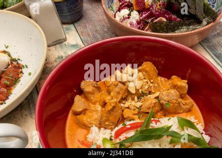 Le curry rouge est un curry très populaire dans la cuisine thaïlandaise basé sur l'utilisation de lait de coco chauffé avec pâte de curry rouge et sauce de poisson Banque D'Images