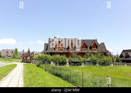 Zakopane, Pologne - 13 juin 2015 : Rejka, une élégante villa construite en 2005-2007 en pierre et en bois de sapin. L'aspect contemporain du bâtiment fait référence Banque D'Images