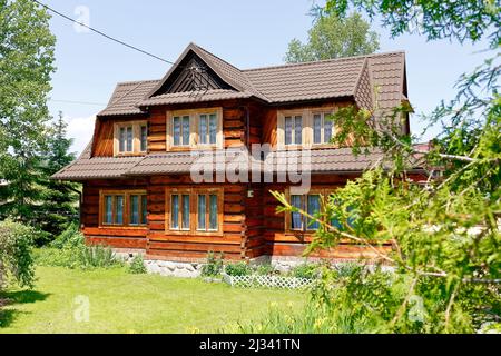 Zakopane, Pologne - 13 juin 2015: Maison résidentielle en bois, construite au deuxième quart du XXe siècle. Il y a une pelouse en fron Banque D'Images