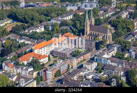 Vue aérienne, Marienkirche und AMEOS Klinikum St. Josef Oberhausen im Marienviertel, Oberhausen, Ruhrgebiet, Nordrhein-Westfalen, Allemagne, lieu de la wor Banque D'Images