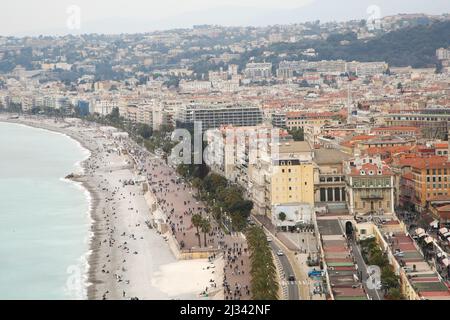 Nice, France. 27th mars 2022. Vue sur la plage et la promenade de Nice en France. Nice est situé sur la Côte d'Azur, sur la côte sud-est de la France, sur la Méditerranée. (Image de crédit : © Dinendra Haria/SOPA Images via ZUMA Press Wire) Banque D'Images