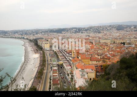 Nice, France. 27th mars 2022. Vue sur la plage et la promenade de Nice en France. Nice est situé sur la Côte d'Azur, sur la côte sud-est de la France, sur la Méditerranée. (Image de crédit : © Dinendra Haria/SOPA Images via ZUMA Press Wire) Banque D'Images