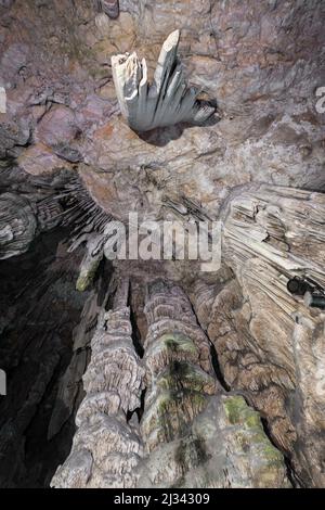 Stalactites et stalagmites dans la grotte St Michael's Cave, Gibraltar Banque D'Images