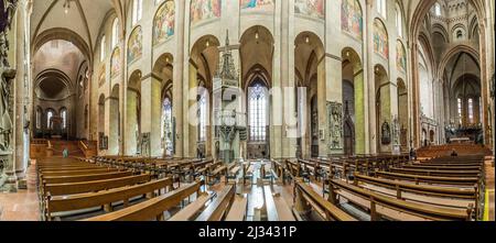 MAYENCE, ALLEMAGNE - 2 MARS 2017 : vue panoramique de l'intérieur de la cathédrale de Mayence. Il présente un mélange d'architecture romane, gothique et baroque. Banque D'Images