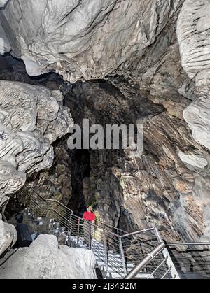Touriste dans la grotte St Michael's, Gibraltar Banque D'Images
