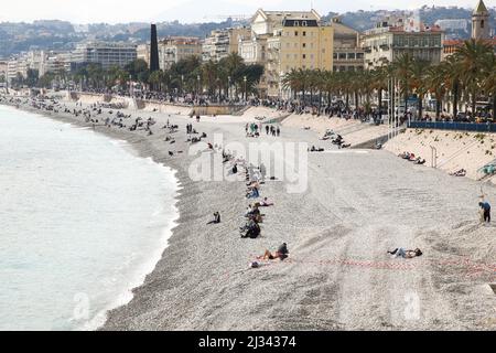 Nice, France. 27th mars 2022. Vue sur la plage et la promenade de Nice en France. Nice est situé sur la Côte d'Azur, sur la côte sud-est de la France, sur la Méditerranée. (Image de crédit : © Dinendra Haria/SOPA Images via ZUMA Press Wire) Banque D'Images