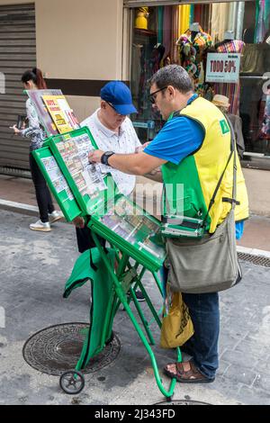 Homme vendant des billets de loterie, la Linea de la Concepcion, Espagne Banque D'Images