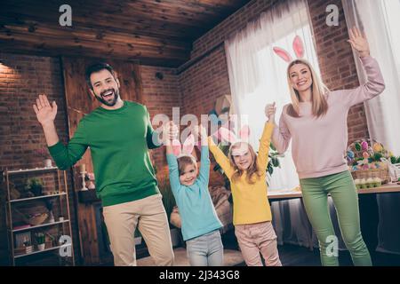 Portrait d'attrayant gai grande famille de passer des vacances dansant ayant amusant pâques fête domestique à l'intérieur Banque D'Images