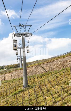 RUEDESHEIM, ALLEMAGNE - APR 26, 2017: Funiculaire panoramique au-dessus des vignobles de Ruedesheim Banque D'Images