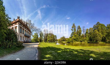 ASCHAFFENBURG, ALLEMAGNE - APR 20, 2017: Parc pittoresque avec château à Schoenbusch, Aschaffenburg. Le jardin anglais a été construit au 19th siècle. Banque D'Images