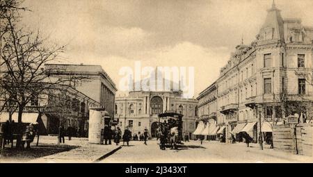 1900 CA , ODESSA , UKRAINE , EMPIRE RUSSE : la RUE RICHELIEU (rue Rishelievska ) et la façade baroque de l'Opéra et du Ballet d'Odessa . Le premier opéra a été ouvert en 1810 et détruit par un incendie en 1873. Le bâtiment moderne a été construit par Fellner & Helmer dans un style néo-baroque (baroque de Vienne) et a ouvert ses portes en 1887. L'architecture de la luxueuse salle d'audience suit le style rococo français tardif. Carte postale vintage originale , photographe inconnu . - OPÉRA - TEATRO DELL'OPERA E BALLETTO NAZIONALE UCRAINO - FOTO STORICHE - PHOTOS D'HISTOIRE - GEOGRAFIA - GÉOGRAPHIE Banque D'Images