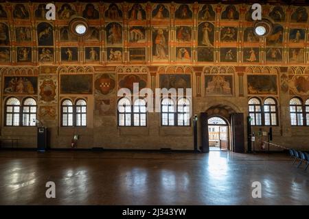 Fresques intérieures dans la grande salle du Palazzo della Ragione à Padoue, Italie. Banque D'Images