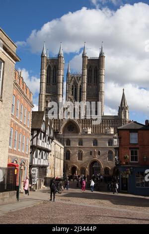 Vue sur la cathédrale de Lincoln et la porte de l'Échiquier de Lincoln au Royaume-Uni Banque D'Images