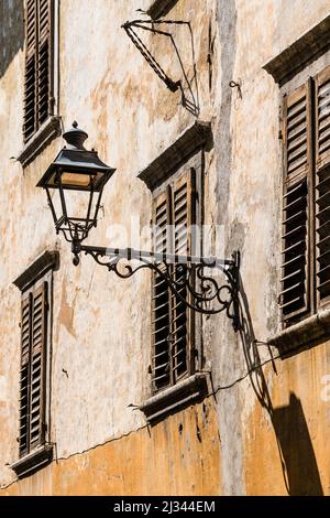 Maison avec vue sur la vieille ville, Rovereto, Trentin-Tyrol du Sud, Haut-Adige, Italie Banque D'Images