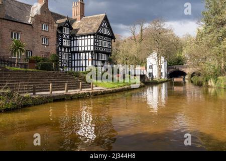 La maison en paquets de construction tudor se niche au canal Bridgewater Worsley Manchester Royaume-Uni Banque D'Images