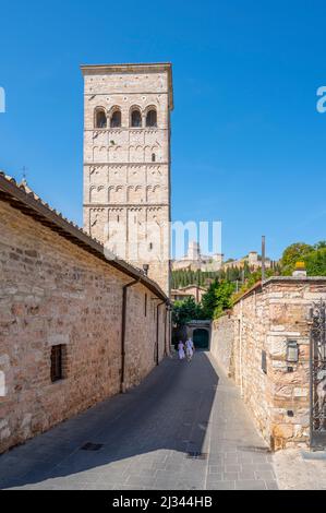 Cathédrale San Rufino avec le château Rocca Maggiore à Assise, province de Pérouse, Ombrie, Italie Banque D'Images