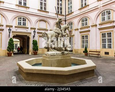 BRATISLAVA, SLOVAQUIE, le 25 MAI 2017 : statue du chevalier St George qui claque le dragon - fontaine dans le palais du primate, Bratislava. Bratislava est la tête Banque D'Images