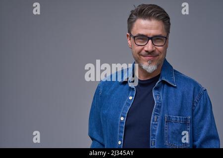 Portrait d'âge mûr, d'âge moyen, d'adulte moyen homme décontracté, heureux souriant. Isolé sur gris. Banque D'Images