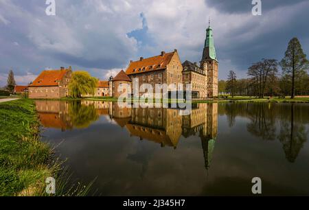 Château de Raesfeld à Muensterland au printemps, Raesfeld, district de Borken, Rhénanie-du-Nord-Westphalie, Allemagne Banque D'Images