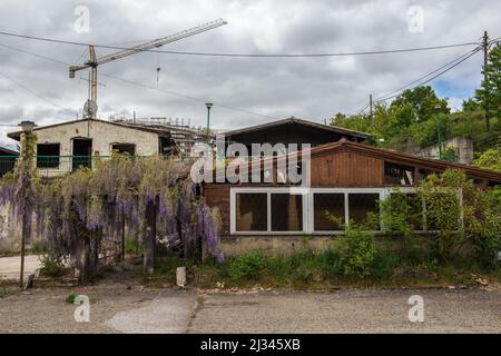 Potenza, Italie 08/04/2017: Quartier de Bucaletto, logement temporaire construit après le tremblement de terre d'Irpinia en 1980. Avec plus de 2 000 habitants. © Andrea Sabbadini Banque D'Images