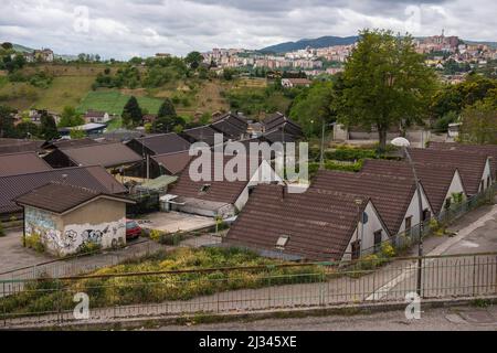 Potenza, Italie 08/04/2017: Quartier de Bucaletto, logement temporaire construit après le tremblement de terre d'Irpinia en 1980. Avec plus de 2 000 habitants. © Andrea Sabbadini Banque D'Images