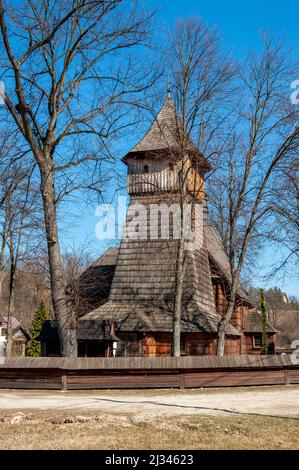 L'église gothique en bois de l'Archange Michael à Binarowa en Pologne. Construit au début du 16th siècle (environ 1500). Patrimoine mondial de l'UNESCO. Banque D'Images