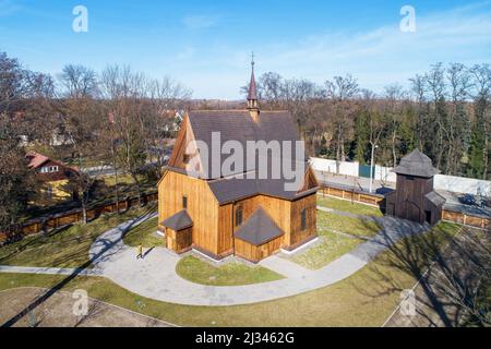 Ancienne église paroissiale en bois de mélèze de style gothique Saint-Bartholomew à Mogiła, Cracovie, Pologne. Construit en 15th siècle avec des modifications ultérieures en 18th siècle. Ouh Banque D'Images