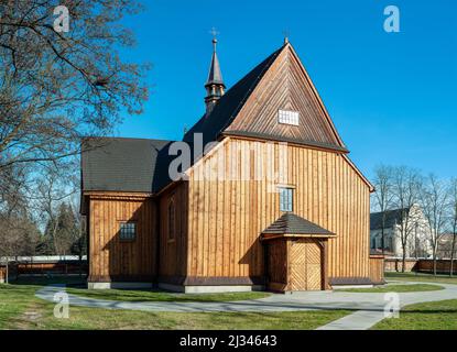 Ancienne église paroissiale en bois de mélèze de style gothique Saint-Bartholomew à Mogiła, Cracovie, Pologne. Construit en 15th siècle avec des modifications ultérieures en 18th siècle Banque D'Images