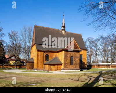 Ancienne église paroissiale en bois de mélèze de style gothique Saint-Bartholomew à Mogiła, Cracovie, Pologne. Construit en 15th siècle avec des modifications ultérieures en 18th siècle Banque D'Images