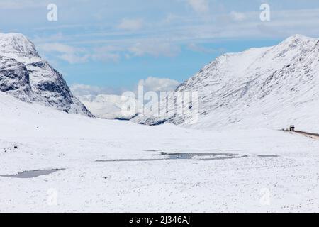 Neige à Glencoe, Glen COE, route de campagne, camion, A82, Lochaber, Écosse, Royaume-Uni Banque D'Images
