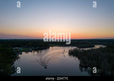 Vue aérienne d'un seul bateau sur la rivière au coucher du soleil près de Mobile, Alabama Banque D'Images