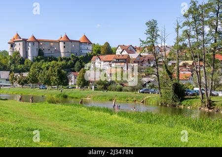 Žužemberk, Château de Žužemberk, piscine sur la Krka Banque D'Images