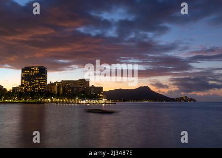 Lever de soleil sur la plage de Waikiki avec un stabilisateur dans l'eau Banque D'Images