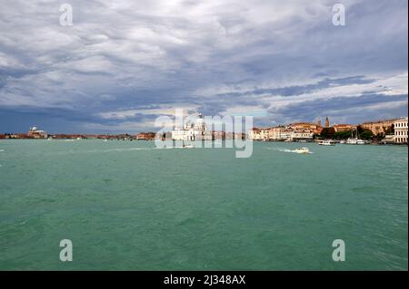 Après un orage : vue depuis la lagune de Venise de la Chiesa di San Giorgio Maggiore, la basilique de Santa Maria della Salute et la basilique S.Maria Gloriosa dei Frari, Venise, Italie, Europe Banque D'Images