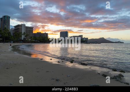 Lever du soleil sur la plage de Waikiki Banque D'Images