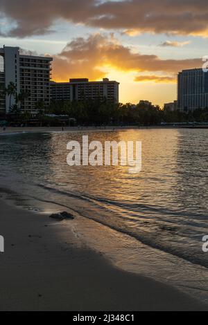 Lever du soleil sur la plage de Waikiki Banque D'Images